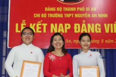 Chi bộ trường THPT Nguyễn An Ninh: Kết nạp Đảng cho học sinh lớp 12